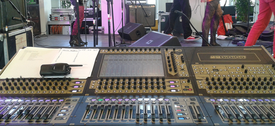 Monitors op een Digico SD8 voor een schoolfestival. Op FOH stond een Soundcraft Vi4